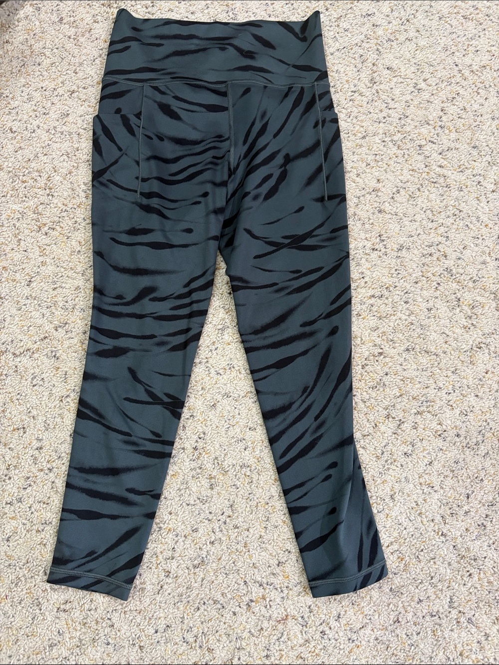 Athleta Salutation Stash Pocket II 7/8 Tight Small